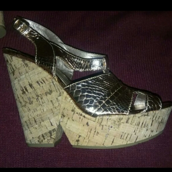 🌟🌟SOLD🌟🌟 BCBG Generation Gold Wedge Sandals - Picture 3 of 5